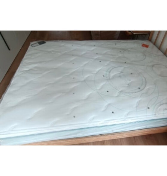 喜临门进口乳胶软硬两睡厚垫抗菌防螨独立弹簧床垫席梦思光年
值得买吗？是哪里生产的？