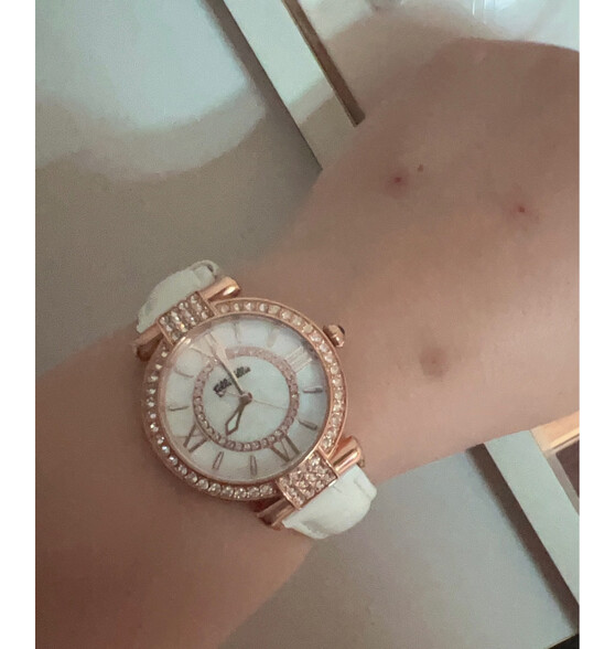 folli follie芙丽芙丽镶钻石英女表贝母表盘牛皮表带轻