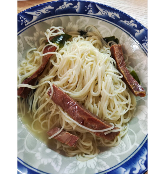 给我老婆买的金华火腿片,特别特别好吃,很喜欢.