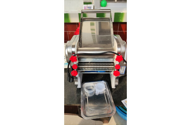 俊媳妇家用压面机拆卸