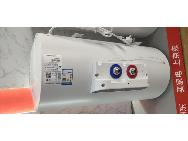 这款热水器真不错,外观大气美观,面板显示文字清晰醒目,机身干净整洁