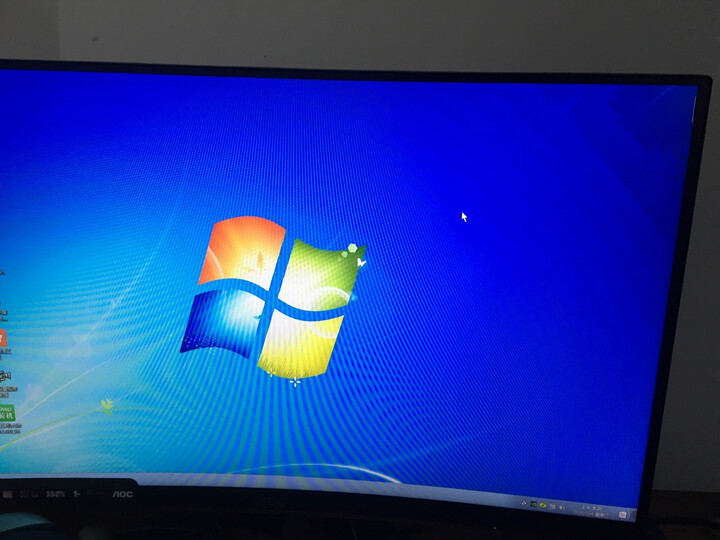 显色效果:为什么屏幕右上角有水波纹,最角上那块有团黑色,这个正常吗?