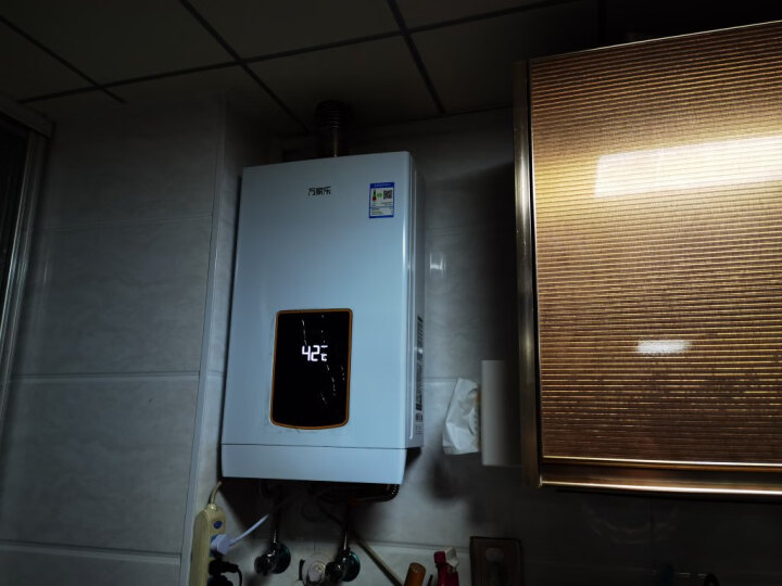 万家乐 16升燃气热水器(天然气)全景屏玻璃面板 水量伺服器水温0波动 智慧浴智温感厨房洗JSQ30-T8