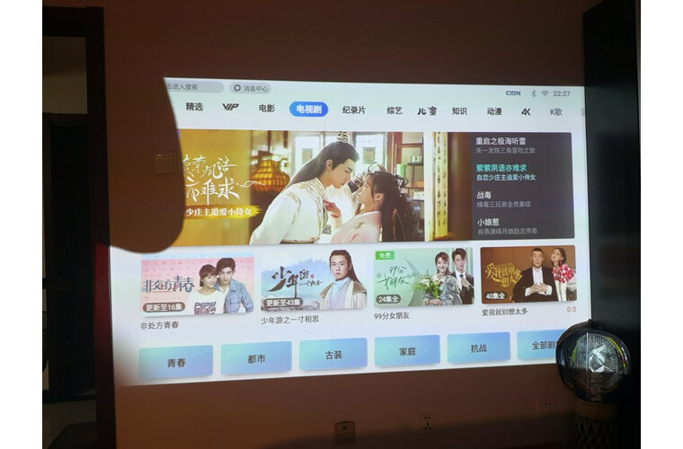 坚果G9投影仪家用投影机智能家庭影院投影电视(无感对焦全自动梯形校正丹拿调音1080P高清手机同屏)
