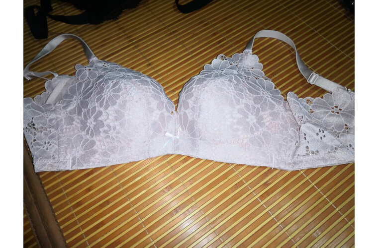 给老婆买的,样子好看,她说大小刚好,穿着挺舒服的,而且买来价格便宜!