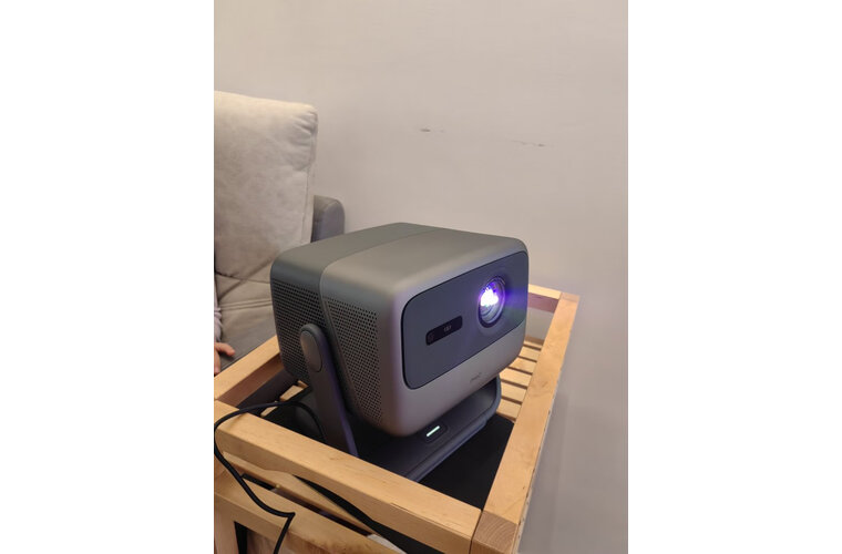 坚果n1 pro三色激光投影仪