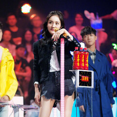 新款明星同款明星古力娜扎机场同款红色车线竖