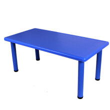 长方塑料桌子