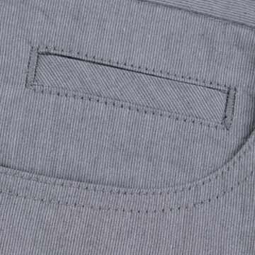 6,双嵌线纽扣的后袋设计做工精致,尽显男性的阳刚之气