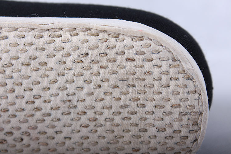 颜色:黑 工艺:传统手工纳底,反绱 材质:冲服呢面料,内里棉质,鞋底