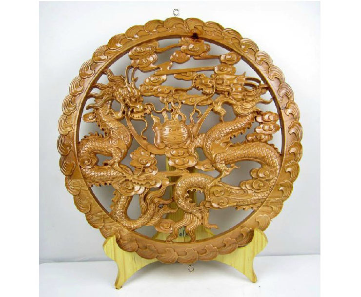 团团围着一颗硕大圆珠,形成双龙抱珠,是吉祥富贵的景象,象征功名显达