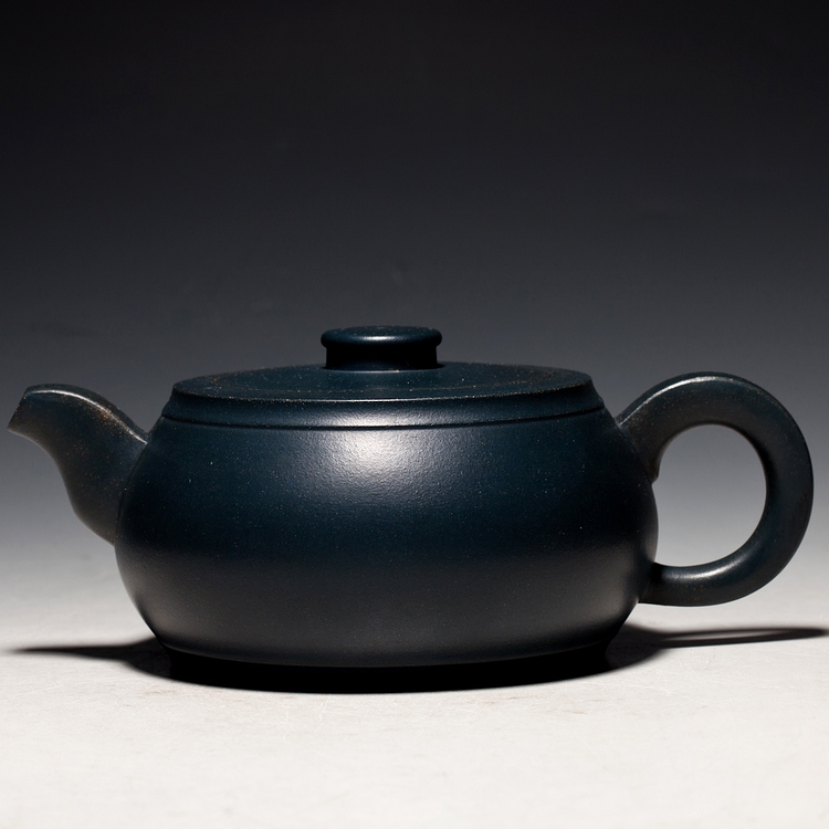 作品名称:扁圆壶  作品容量:350cc 宜兴紫砂壶是中国茶文化和陶文化的