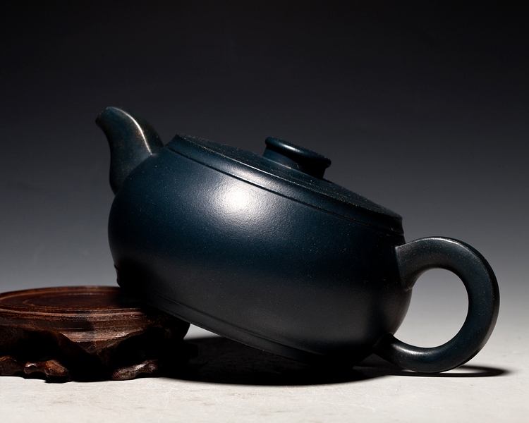 作品名称:扁圆壶  作品容量:350cc 宜兴紫砂壶是中国茶文化和陶文化的