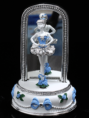 上好发条后随着音乐旋转