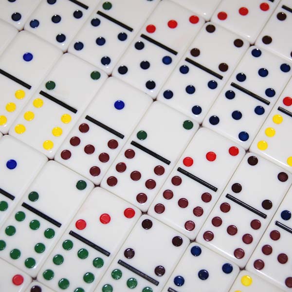 多米诺骨牌(domino)是一种用木制,骨制或塑料