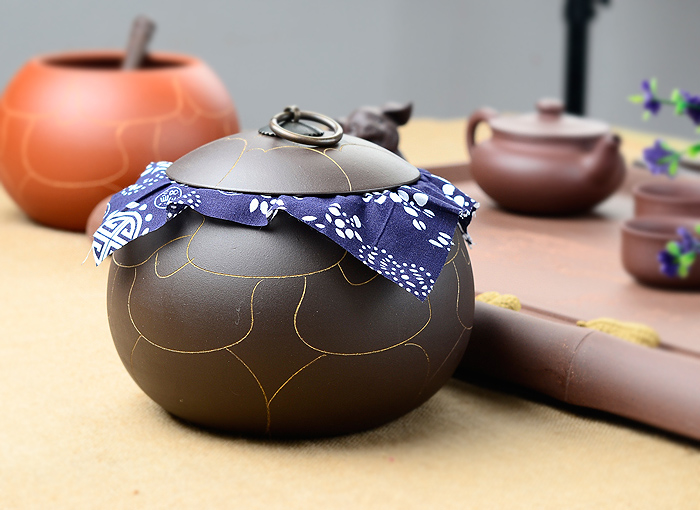 
                                        谱茗-宜兴紫砂茶具 紫砂茶叶罐 普洱罐大号 一斤装 普洱醒茶罐 花纹西施 黑泥                