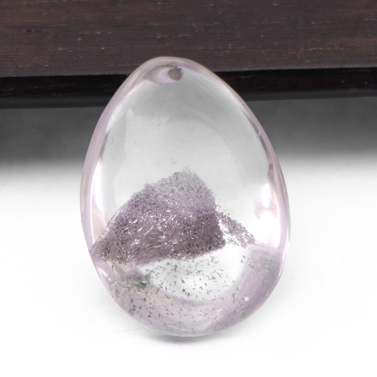 幽灵水晶又称异象水晶是指在水晶的生长过程中, 包含了不同颜色的火山