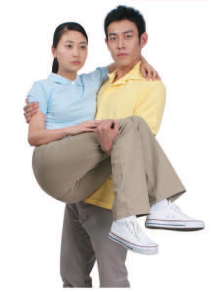 *单人搬运法 抱持法 适用于不能行走,伤势较轻的伤员.