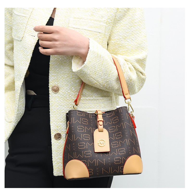 奢曼妮 老花水桶包女包 2021秋冬新款软皮轻奢单肩斜挎包 棕色【图片