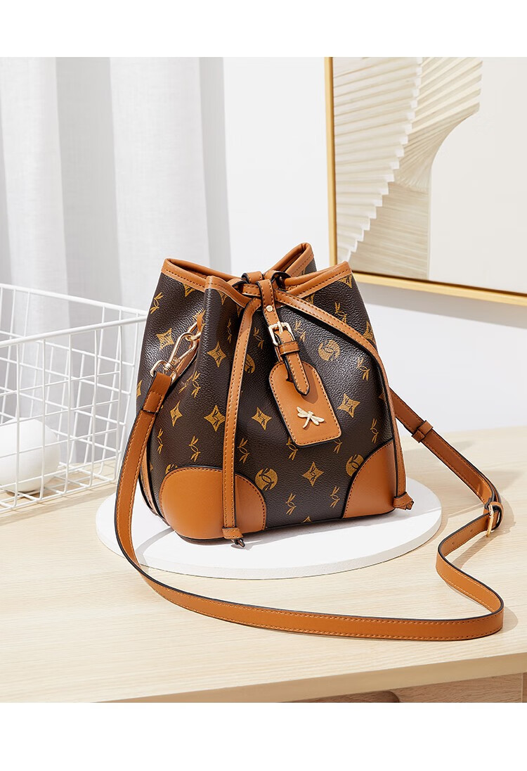 红蜻蜓复古收口pvc印花包女式斜挎包时尚单肩包水桶包女包