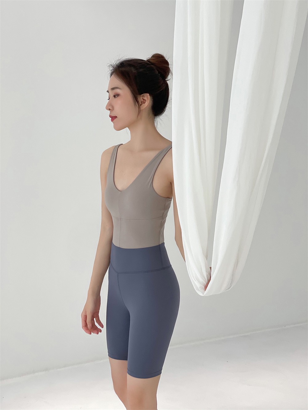 yeungsukhan五分连体服欧美风含胸垫运动服空中瑜伽普拉提舞蹈烟粉拼