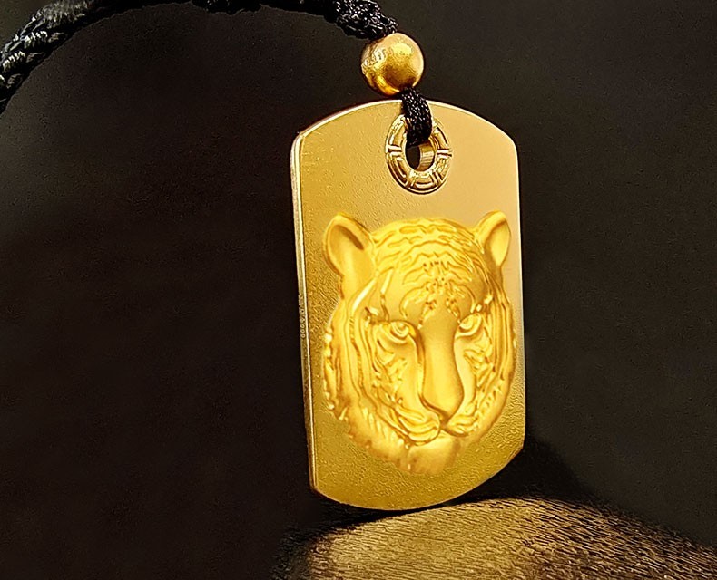 龙传珠宝黄金虎牌足金999本命年生肖老虎立体方牌古法吊坠浮雕古法送