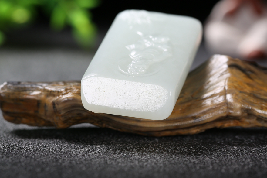 此款为和田玉羊脂白玉普度众生观音挂件,玉质细腻,油润光泽,玉面雕刻