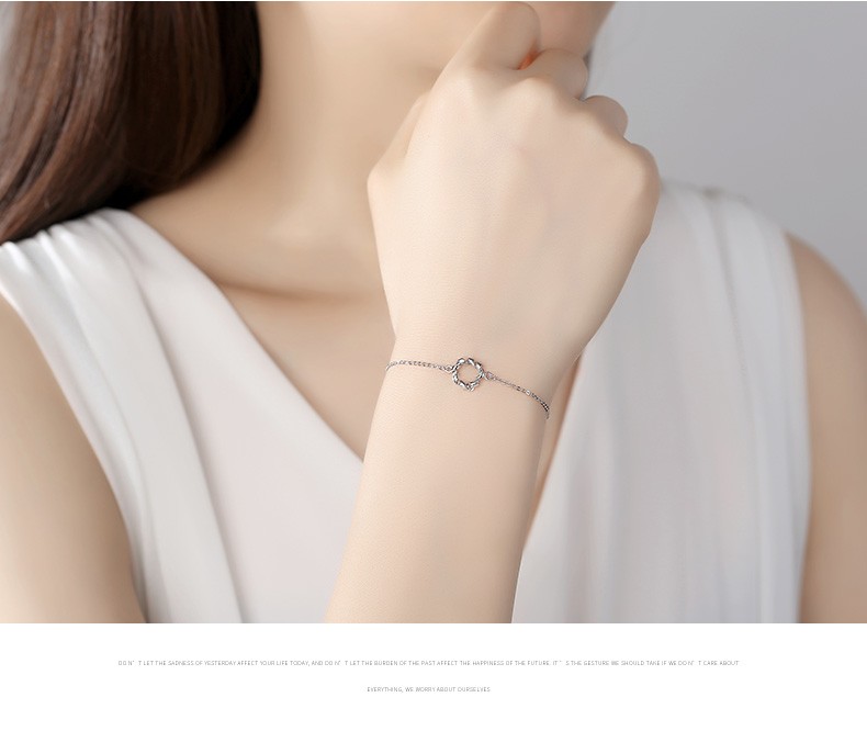 劳拉图laolatu轻奢时尚品牌pt950铂金手链女圆环花朵吊坠绕圈光泽链子