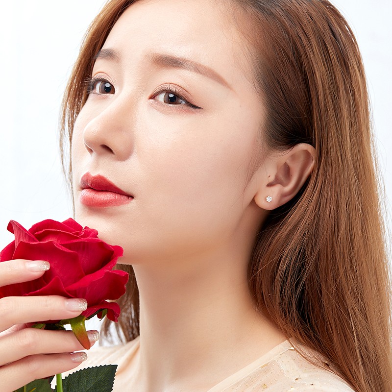 07ct克重:耳钉款式:18k金/镶钻材质:eek32203793货号:上市时间:2020年