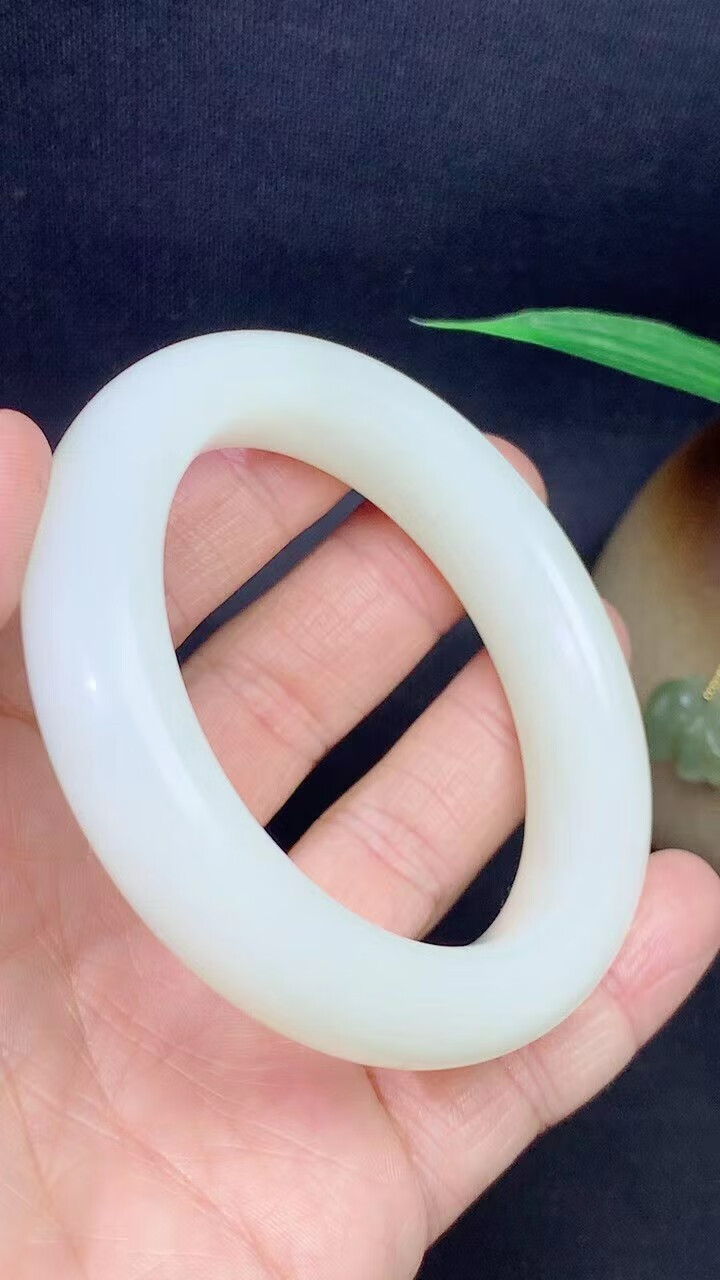 发源地和田玉俄料手镯圈口56mm天然和田白玉女士玉镯子玉石玉器温润