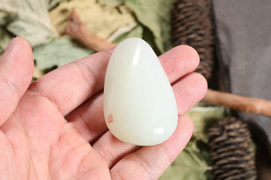 省级玉雕工艺师冯立辉作品和田玉羊脂白玉挂件,玉质细腻油润,线条流畅