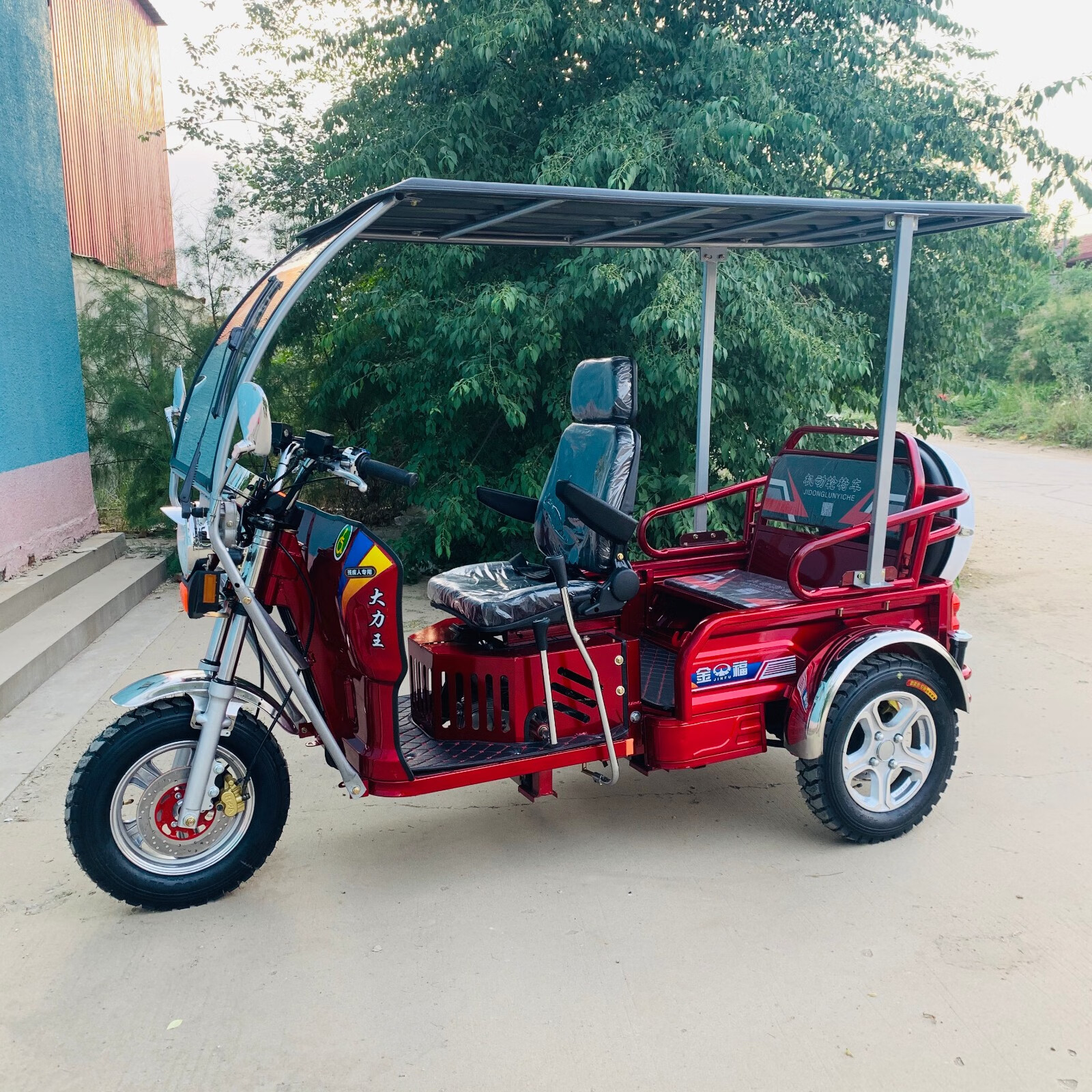 残疾人三轮摩托车助残三轮车代步车载客车全封闭三轮摩托卧式150cc