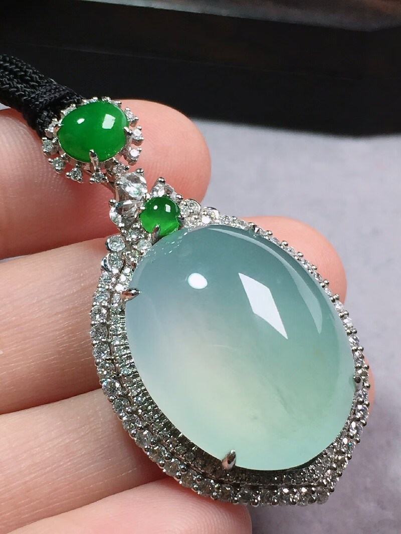 绿翠天成翡翠晴水底色蛋面鸽子蛋吊坠缅甸天然a货翡翠送礼生日礼物