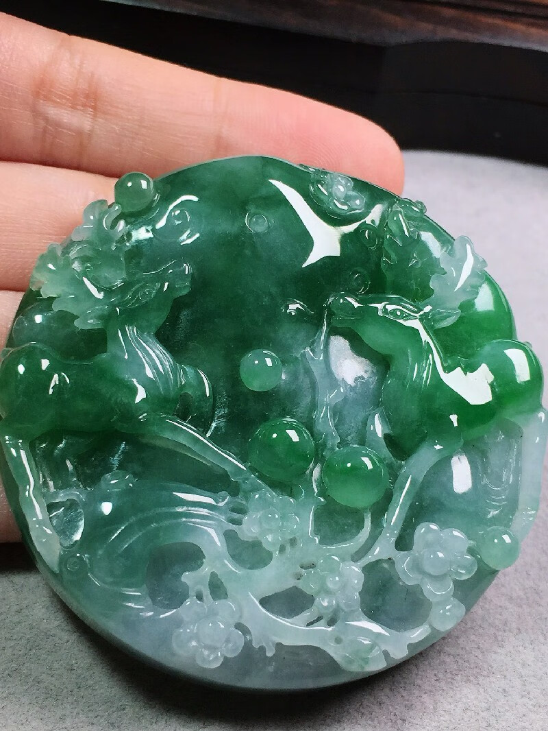 绿翠天成翡翠飘绿底色鹿牌圆牌吊坠缅甸a货翡翠送礼送老公送男友生日