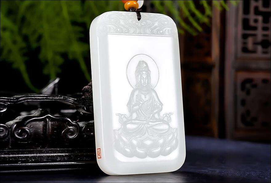 此款为和田玉羊脂白玉观音玉牌挂件,玉质细腻,凝聚顺滑,造型美观,雕工