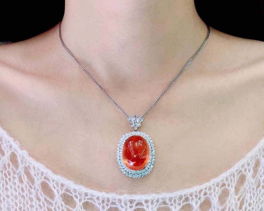 天然精美芬达石吊坠女款 18k金镶嵌 晶体通透 主石62克拉 裸石规格22.