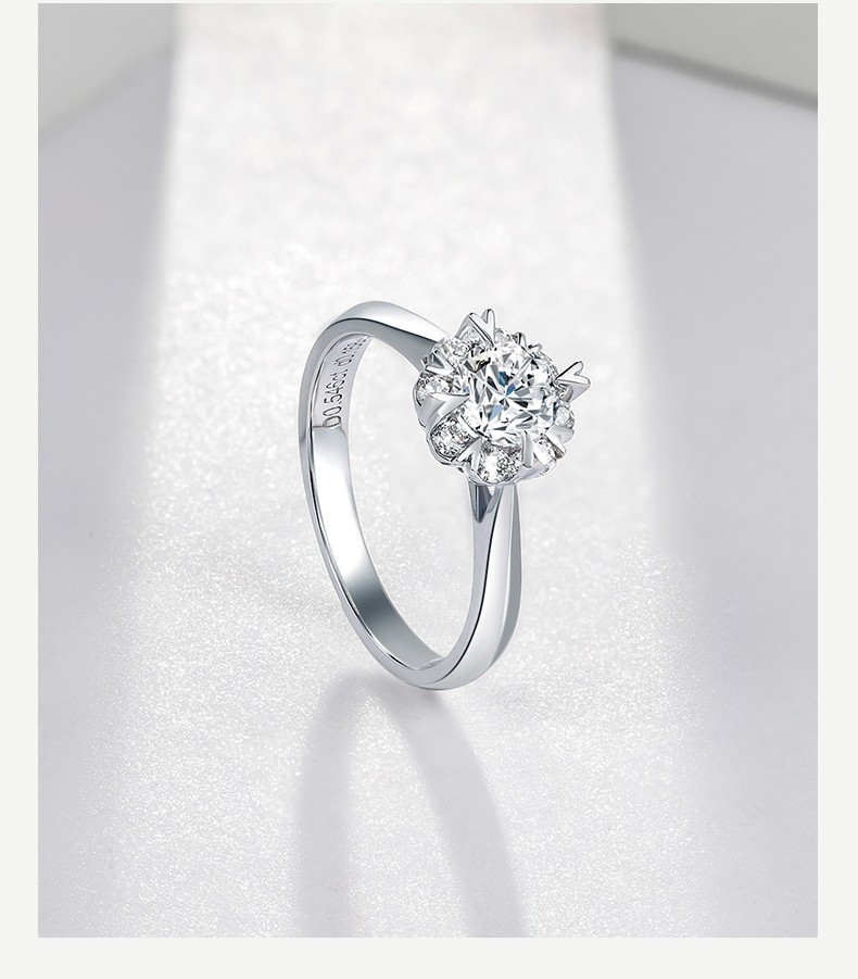 周六福pt950铂金钻石戒指女八爪璀璨雪花群镶结婚求婚订婚钻戒30分vsh