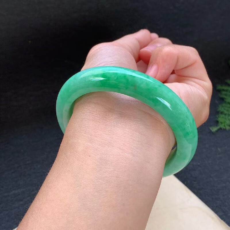 女士玉镯玉石玉器翡翠玉手镯品牌: 慈心缘 商品名称:慈心缘 缅甸天然