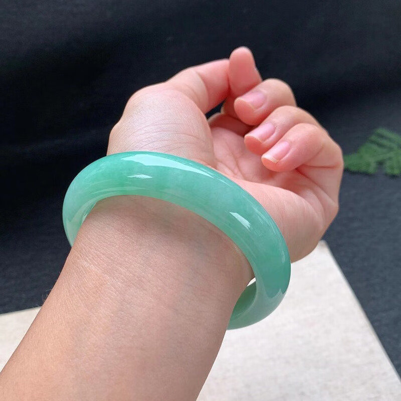 女士玉镯玉石玉器翡翠玉手镯品牌: 慈心缘 商品名称:慈心缘 缅甸天然