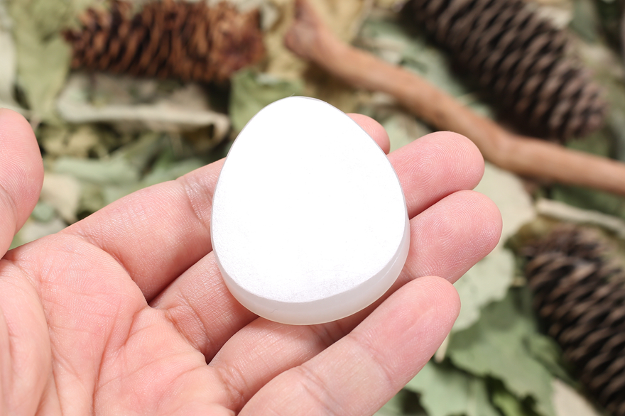 和田玉普度众生观音挂件,玉质细腻,油润光泽,玉面雕刻观音,发髻高耸