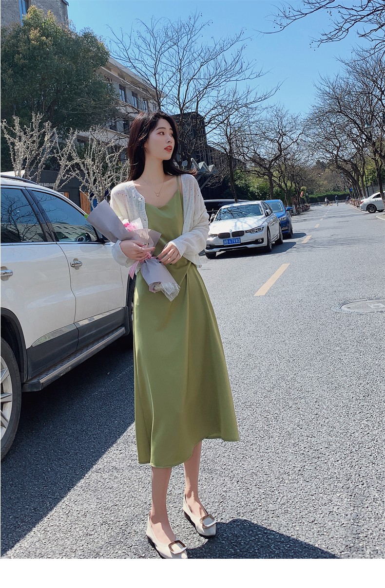 燕浔绿色醋酸缎面吊带连衣裙女夏2022新款高级感内搭打底黑色法式长裙