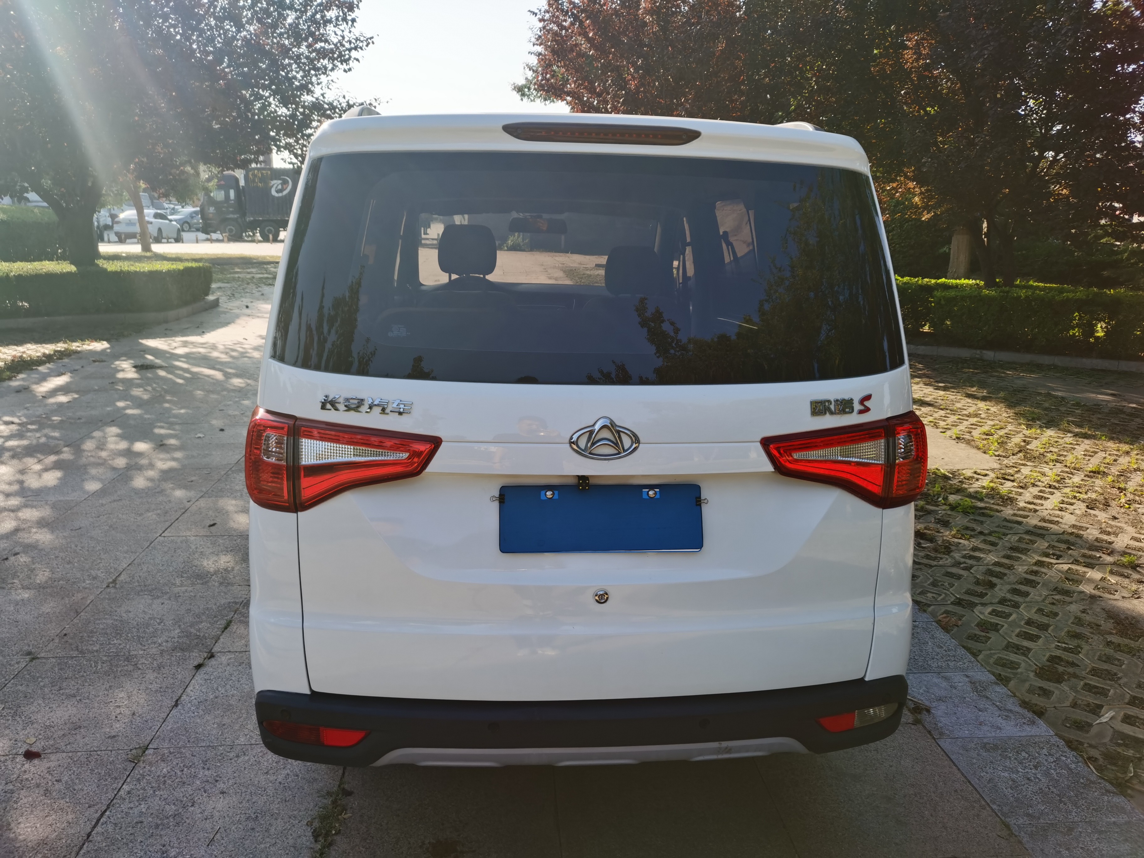 长安长安欧诺7座小型普通客车白色非营运