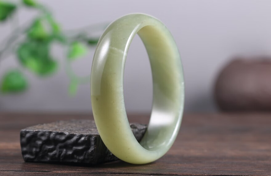 好友新疆和田玉青玉圆镯女士玉石手镯直径60mm59克