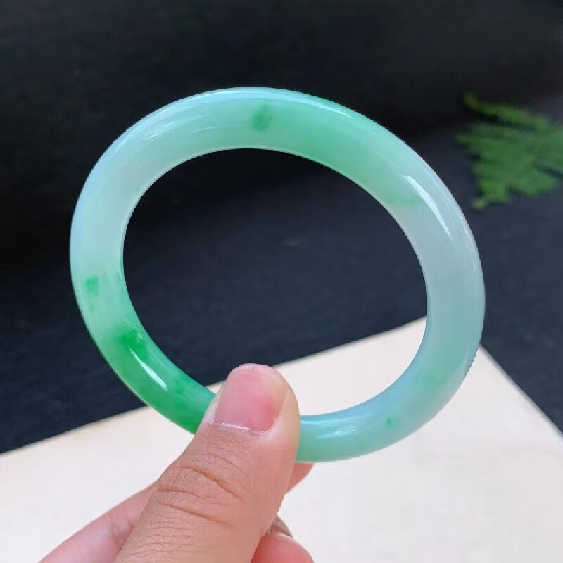 4糯种飘辣绿圆条 女士玉镯玉石玉器翡翠玉手镯