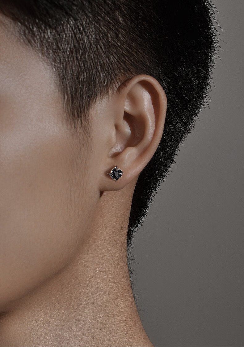 戚小米耳钉男潮黑色四叶草耳钉男士潮流个性款小众银饰宝石夏季嘻哈痞