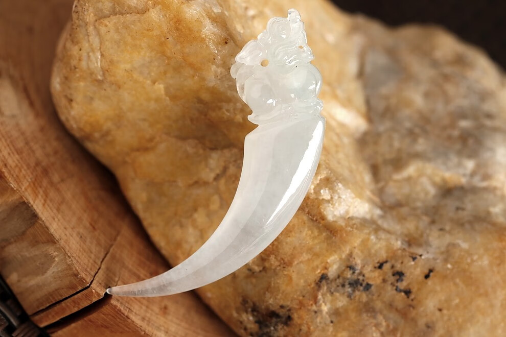 石之富缅甸天然翡翠a货冰种仿古龙牙玉吊坠675克