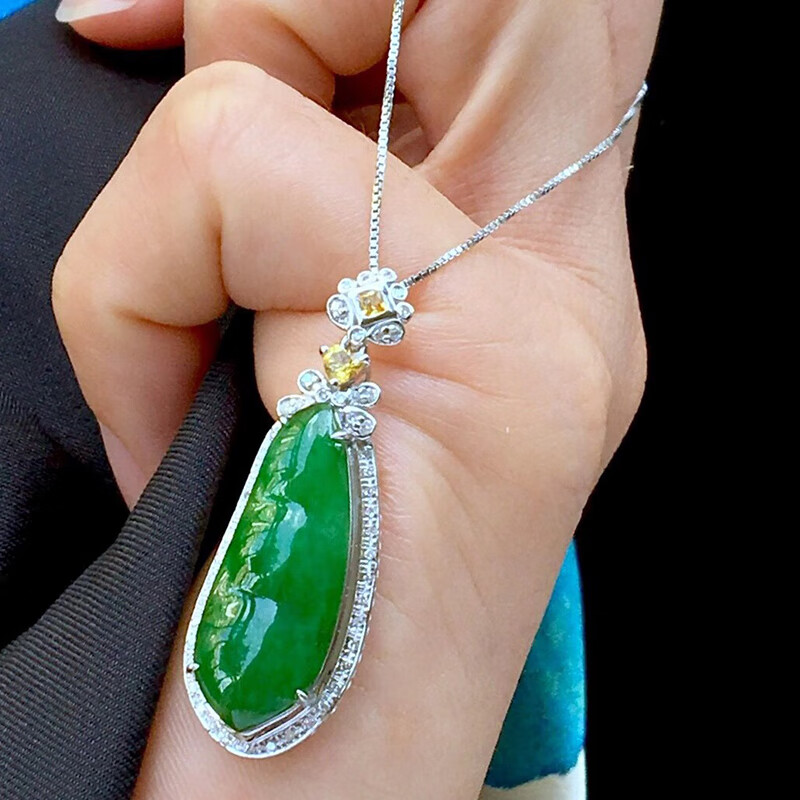 月亮翡翠 阳绿福豆翡翠吊坠缅甸天然翡翠男女款玉坠珠宝项链挂件玉佩