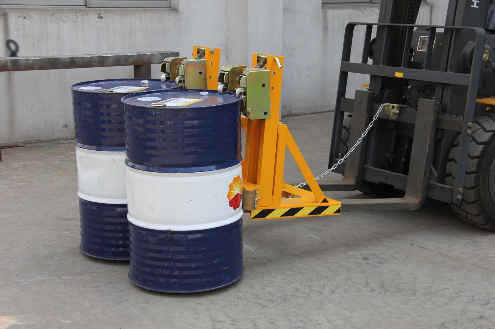 油桶夹具合金钢鹰嘴塑料圆桶铁通抓桶器叉车属具油桶装卸车dg1000b双
