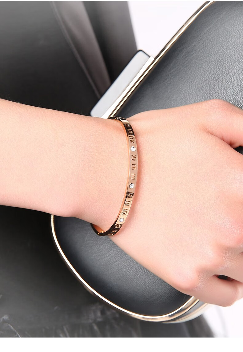 劳拉图(laolatu)轻奢时尚品牌罗马字母情侣钛钢手镯女韩版简约时尚镀