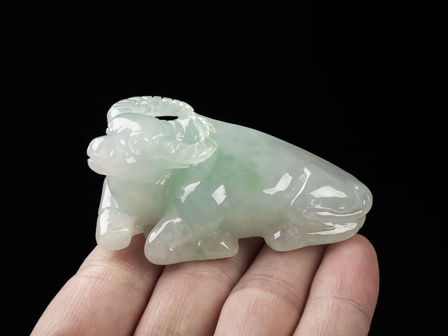 降价拍卖玉翩翩珠宝翡翠生肖牛吊坠6718g